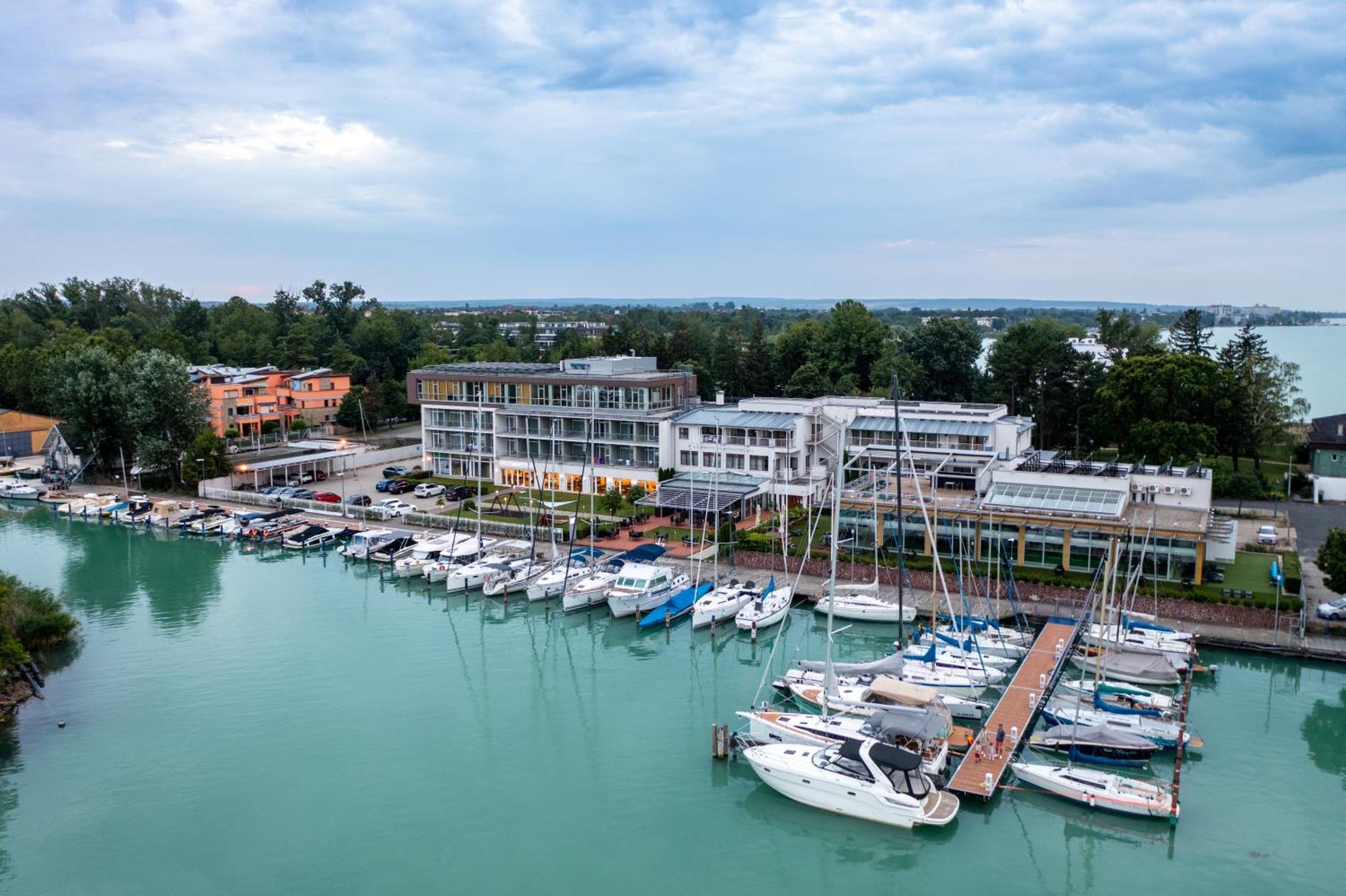 Hotel Yacht Wellness & Business 4*
