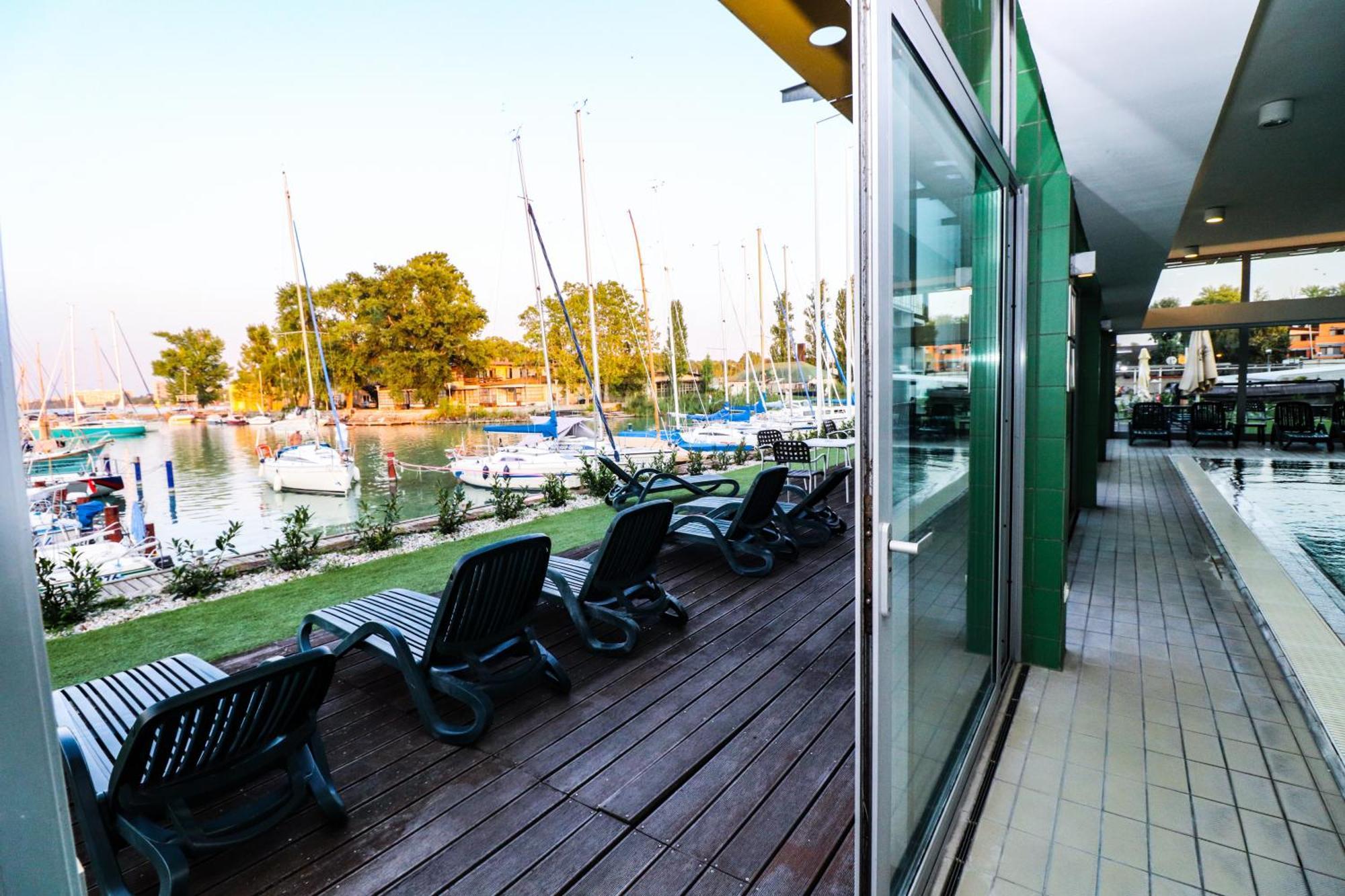 Hotel Yacht Wellness & Business 4*