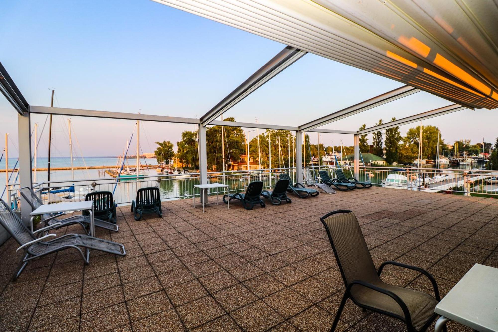Hotel Yacht Wellness & Business 4*