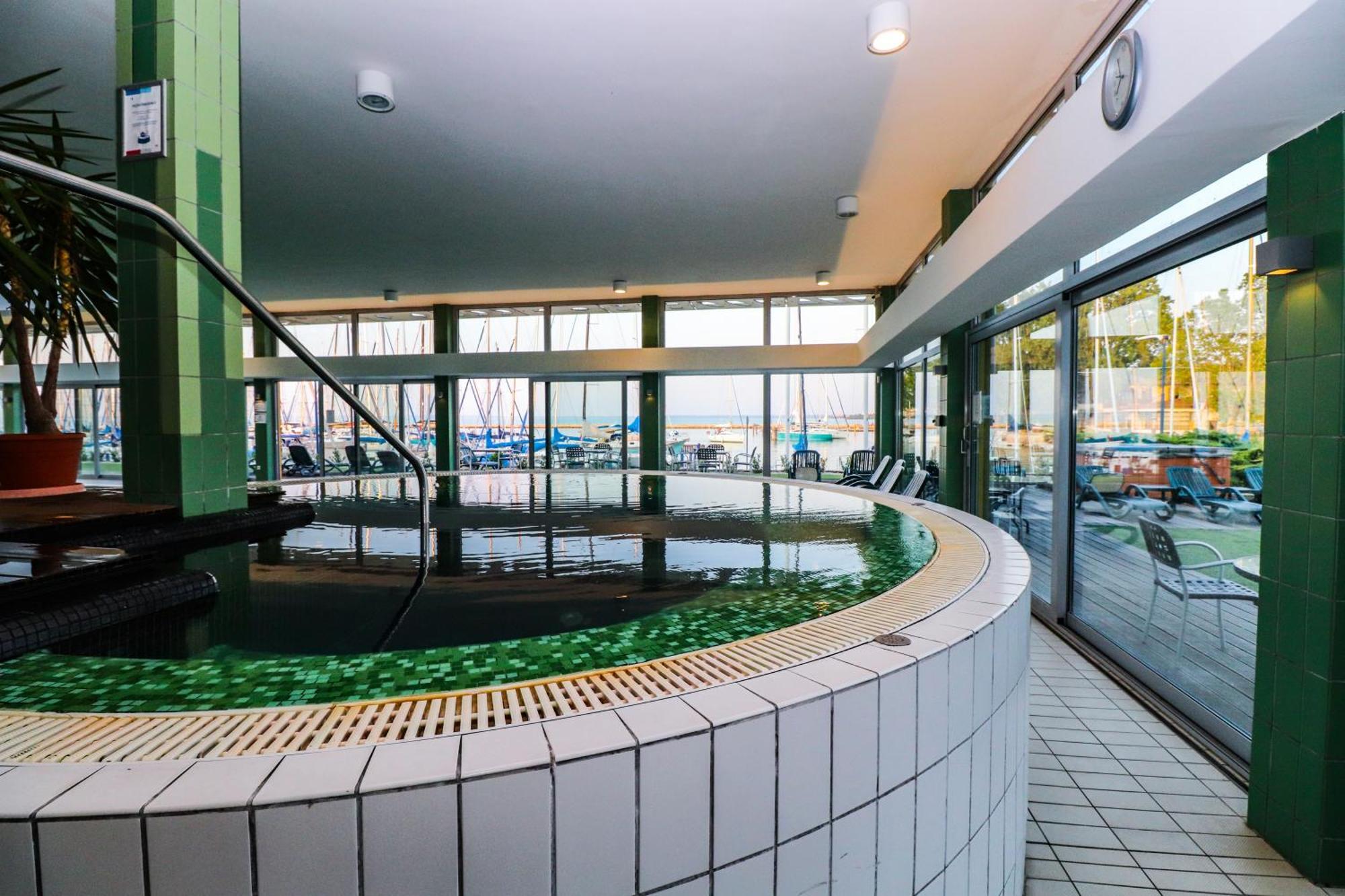 Hotel Yacht Wellness & Business 4*