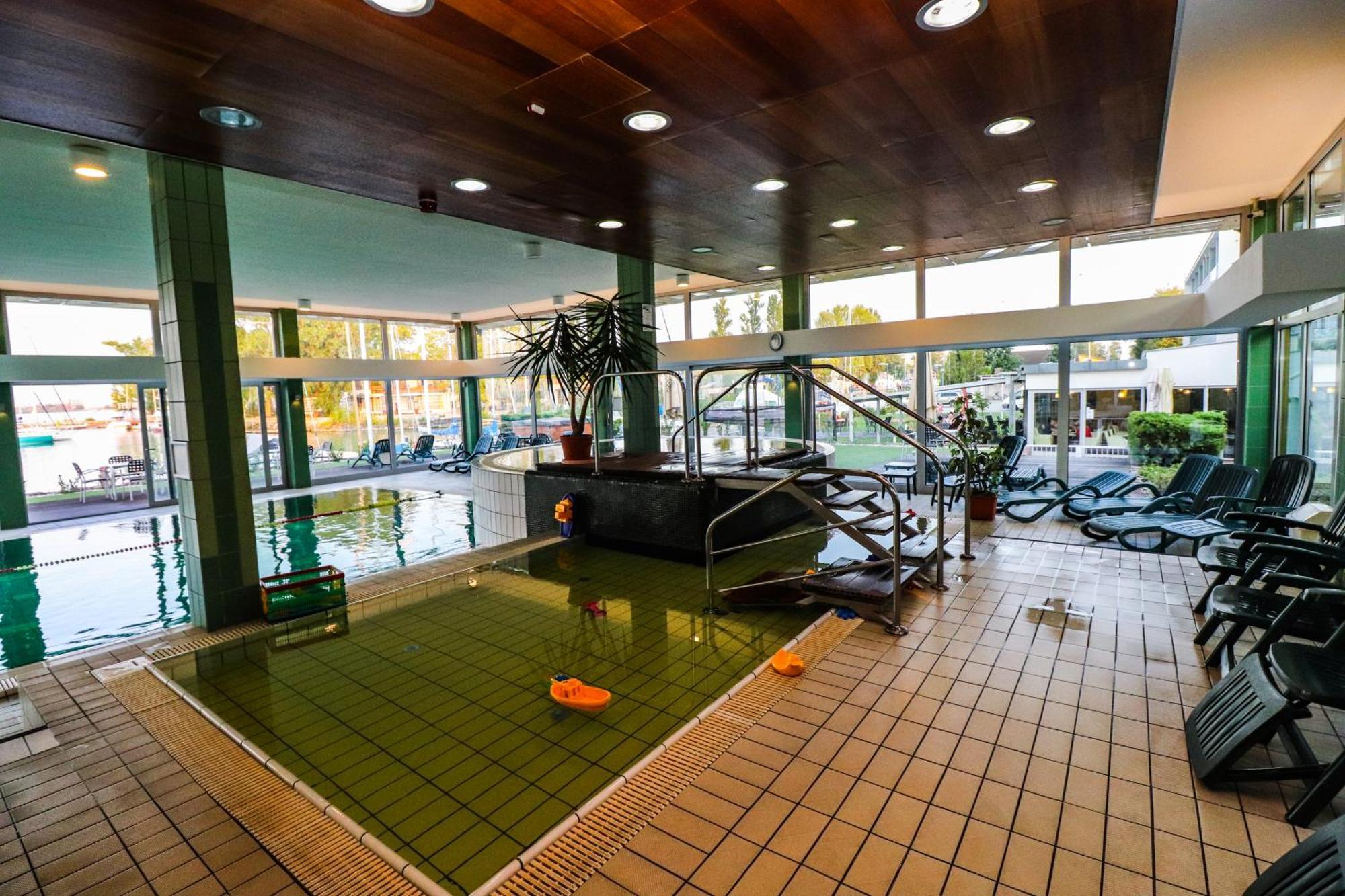 Hotel Yacht Wellness & Business 4*