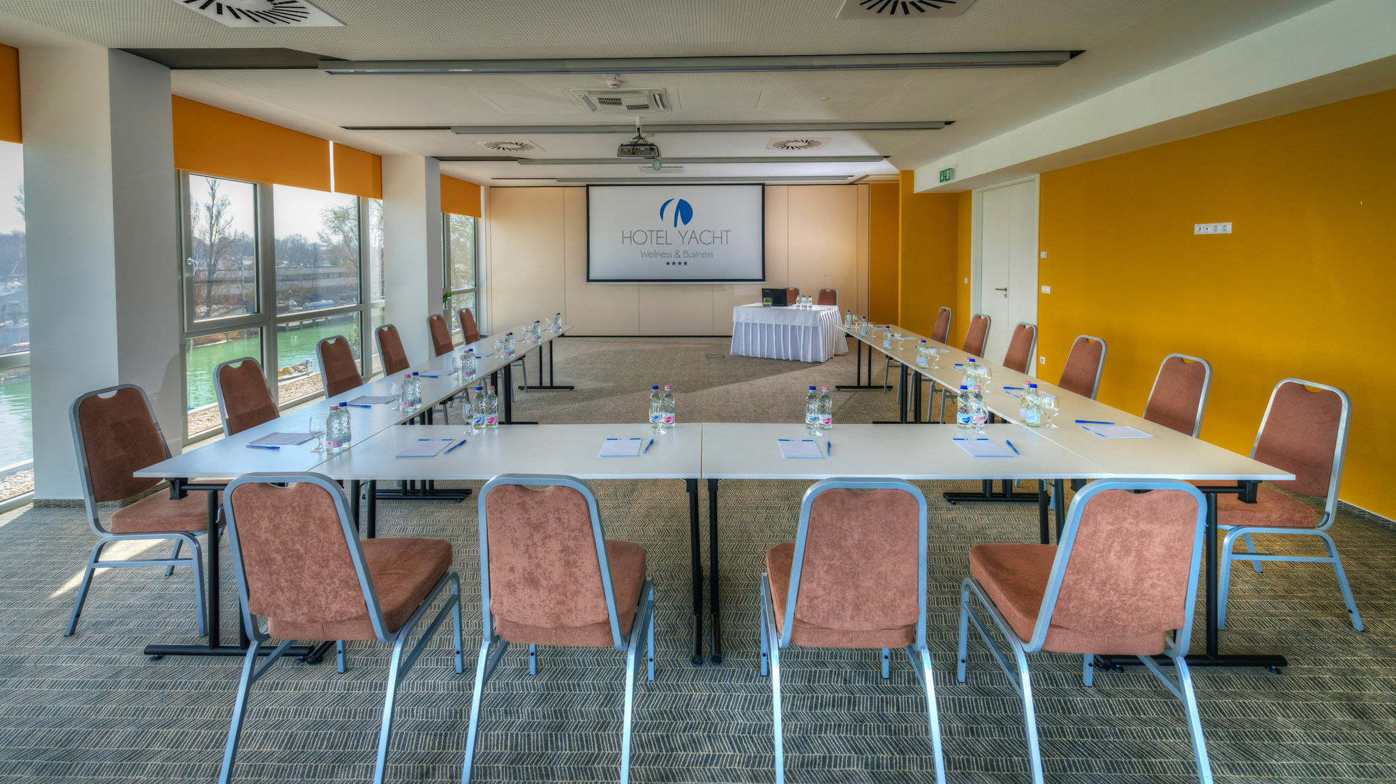 Yacht Wellness & Business Hotel