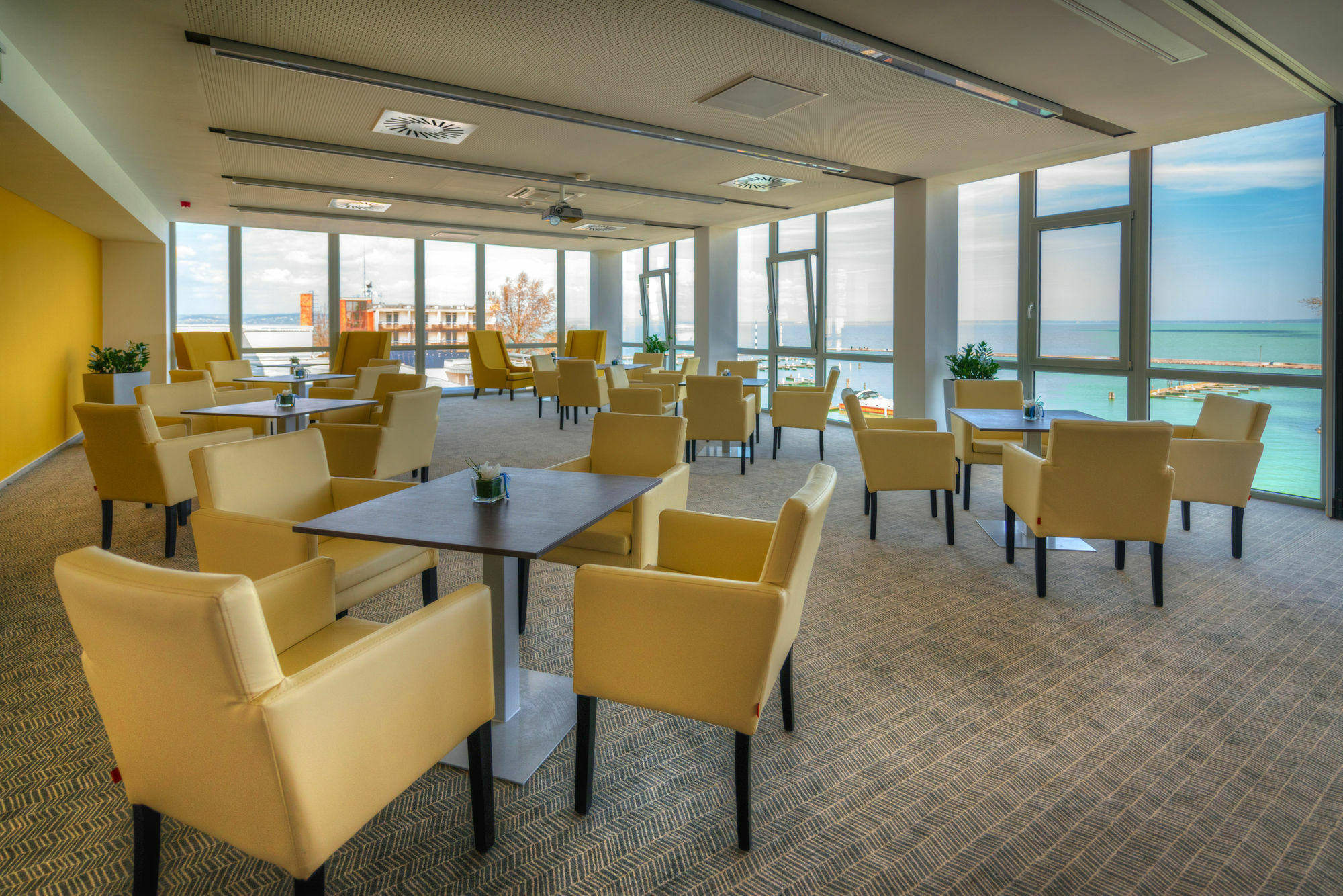 Yacht Wellness&business Hotel Siófok